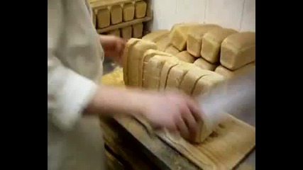 Така се реже хляб по Руски ;))