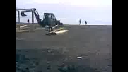 Ексклузивно!разрушаване на едното от двете незаконни, новопостроени заведения на плажа в Бургас 1ва 