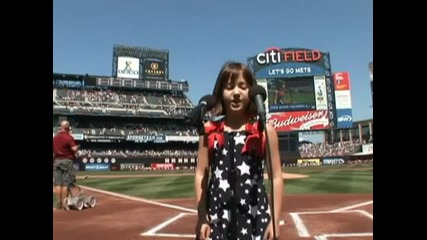 7 - годишно момиче Джина Инкандела пее американският химн 