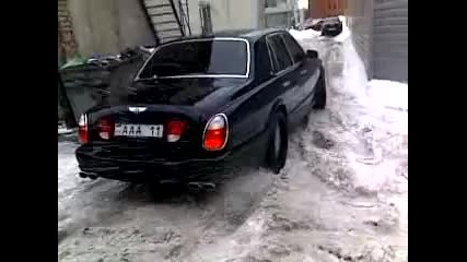 Bentley с летни гуми в снега 