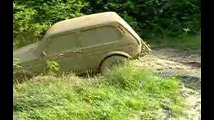 Лада нива излиза от един метър кал - Видео клипове Клиповете.ком