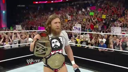 Daniel Bryan показва Wwe World Heavyweight Championship след победата му - Wwe Raw 7/4/14