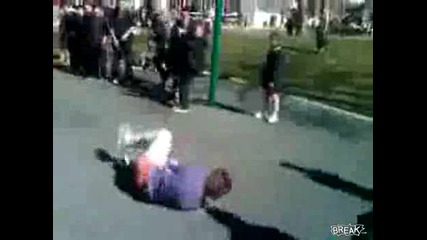 падане по нос на асвалт от люлка 