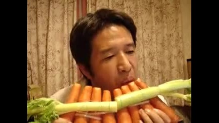 Удивително - Човек свири на моркови 