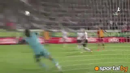 Фенове на Бешикташ нахлуха на терена на мача с Галатасарай 0:2
