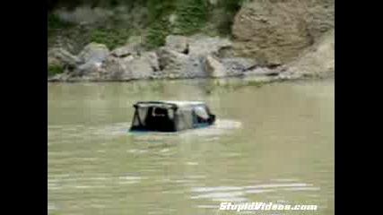 Джип влиза под вода
