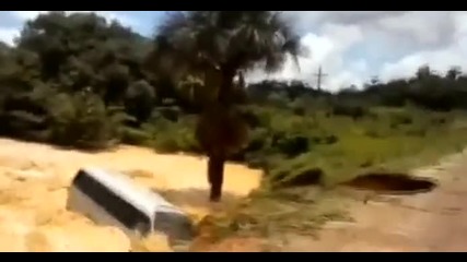 Автобус в Бразилия пада в огромна дупка на пътя
