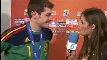 Икер Касияс целува страстно гаджето си - Сара Карбонеро по време на интервю! 