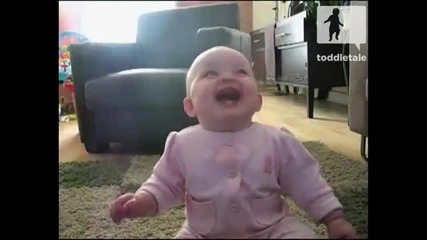 Слатко бебе се смее на куче кое яде пуканки