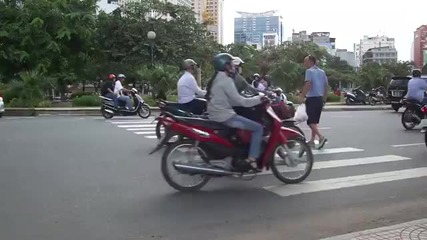 Чист късмет е да прекосиш улица във Виетнам !