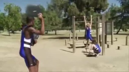 Хващане на лаптоп с дупето