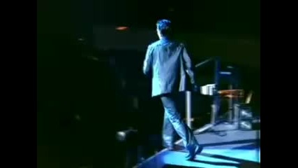 Боно от - u2 - разплаква фенка пее полегнал live - with or without you 