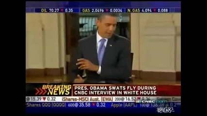 Барак Обама Убива Муха По Време На Интервю