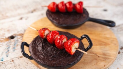 Шоколадово брауни с печени ягоди | Да запалим огъня с Нико Рейнолдс | 24Kitchen Bulgaria