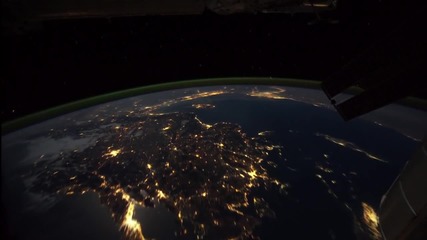Красивата нощна земя погледната от космоса.•прелестно очарователна.