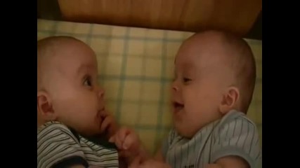 Бебета близнаци се смеят едно на друго ! Смях ! 