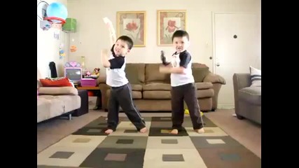 Близнаци танцуват смешно