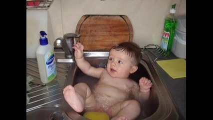 Как се къпе едно бебе