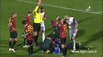 Felipe Melo спасява дузпа след червен картон на вратаря