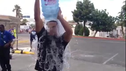 Bo Dallas се залива с ледена вода ( Ice Bucket Challenge )