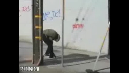 Човек Се Разбива Със Скейт