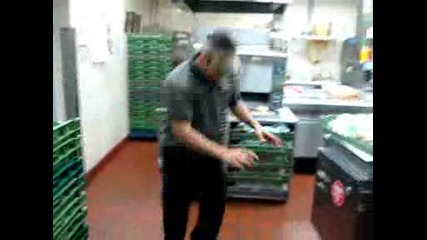 мексиканецът Gustavo играе на Тез червени домати