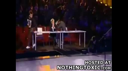 Участничка пада от сцената на Music Idol