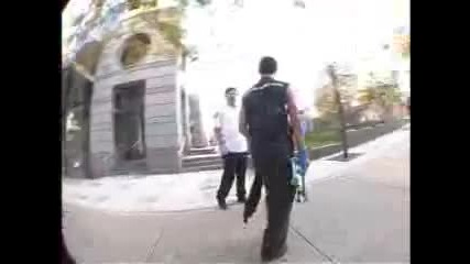 Скейтър се бие с Охранител !