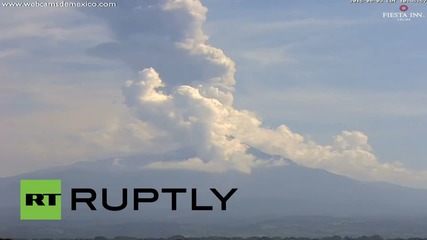Вулканът Колима в Мексико изхвърля пепел на три километра височина