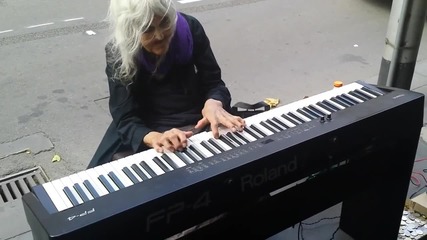 80-годишна пианистка покори интернет