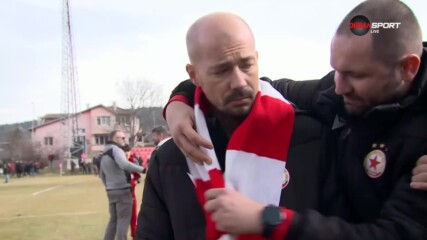 Фен на ЦСКА подари шал на Ел Маестро по време на интервюто му след мача срещу Септември