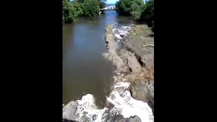 река протича на обратно след земетресението