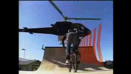 Каскадьори Маняци Скок С Bmx На Хеликоптер