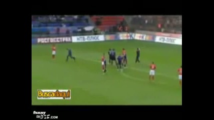 Фен от трибуните изпълнява дуспа (смях) 
