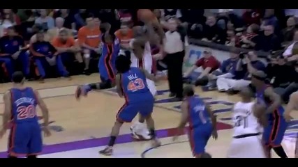 Nate Robinson , който е висок 1.75 прави блокада на Shaquille Oneal 