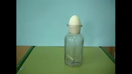 как да вкараме цяло яйце в шише