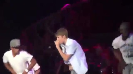 Джъстин Бийбър и Тейлър Суифт пеят " Baby " в " Staples Center " на 23.08.2011.