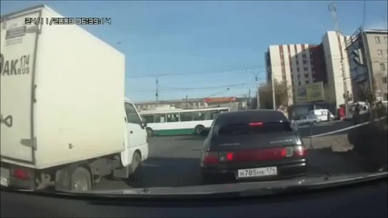 Танцуващия камион ! Какво ли се случва вътре ?! смях