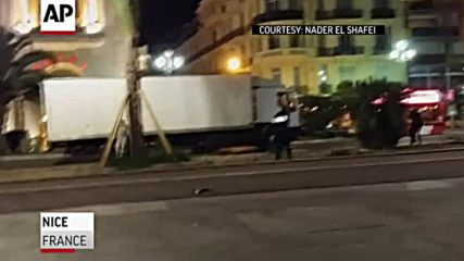 Видео от полицейската стрелба в камиона след кървавия атентат в Ница