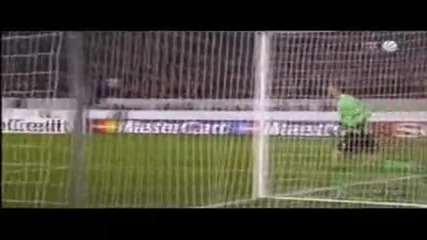 Вратар пикае по време на мач от Шампионската Лига: Щутгарт - Униреа 