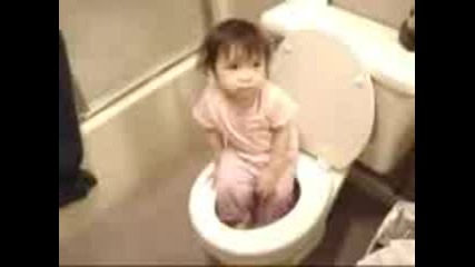 Момиченце Си Мие Крака В Тоалетната