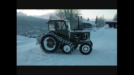 Трактор с вериги :)