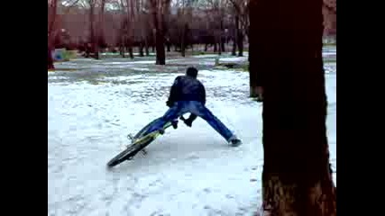 Дрифт с колело в Русенския парк