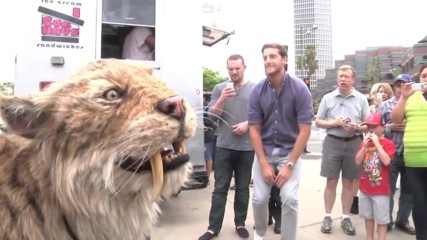 Saber toothed cat struts down Wilshire Blvd In La and comes home to the Tar Pi Tarih Oncesi Canlilar
