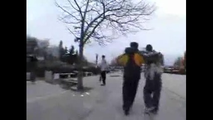 Скейтъри се бият пред Ндк (smqh) 