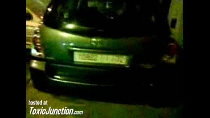 Побъркана жена потрошава колата на бившия