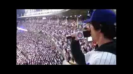 Били Джо пее Take me out to the ball game 