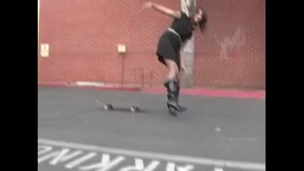 Момиче с токчета се опитва да кара скейтборд 