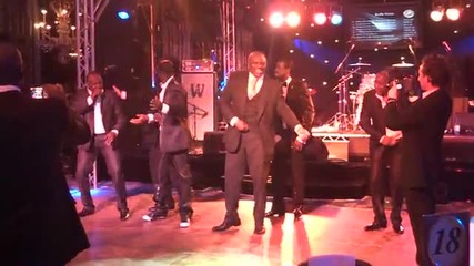 Смях !!! Дрогба танцува с Akon ... 