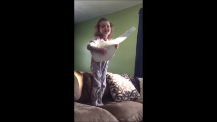 Малко момиче се опитва да пее на Adele - Hello